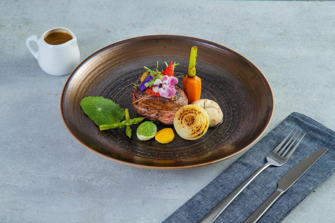 The Oriental Jade Hotel Hanói Exterior foto A steak prepared with edible flowers