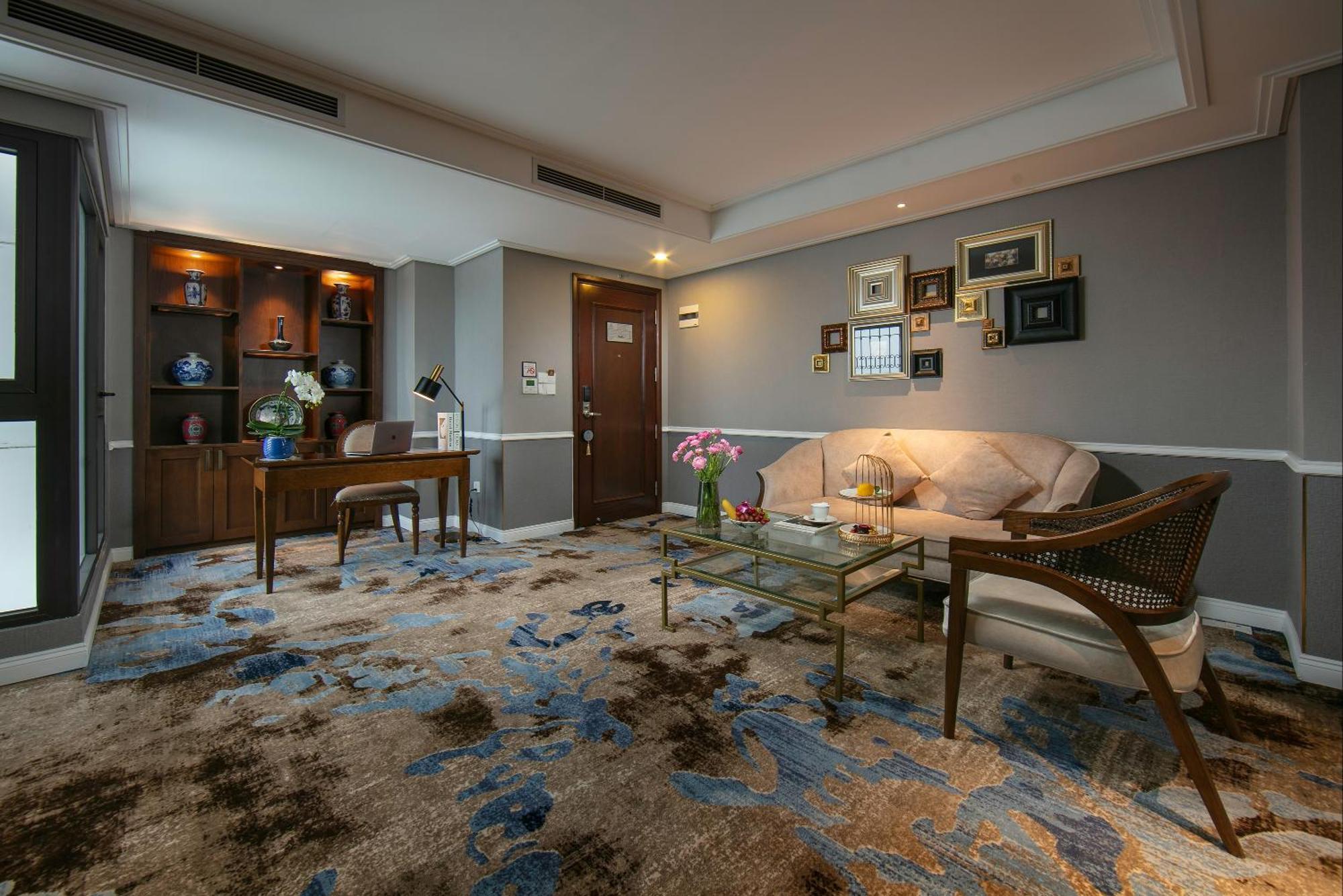 The Oriental Jade Hotel Hanói Exterior foto A living room in a suite at the Mandarin Oriental, Bangkok