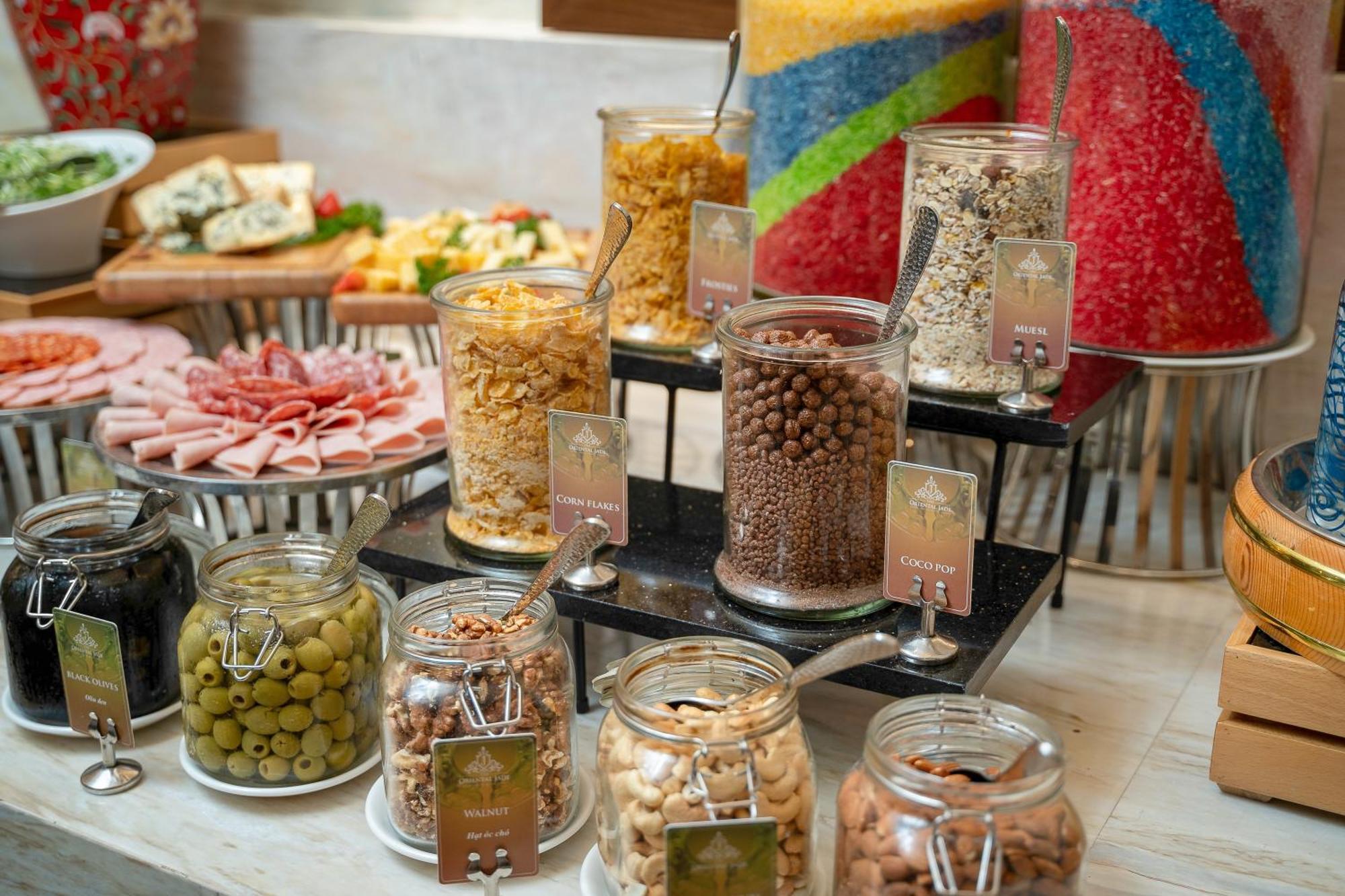 The Oriental Jade Hotel Hanói Exterior foto A selection of olives and dried fruit