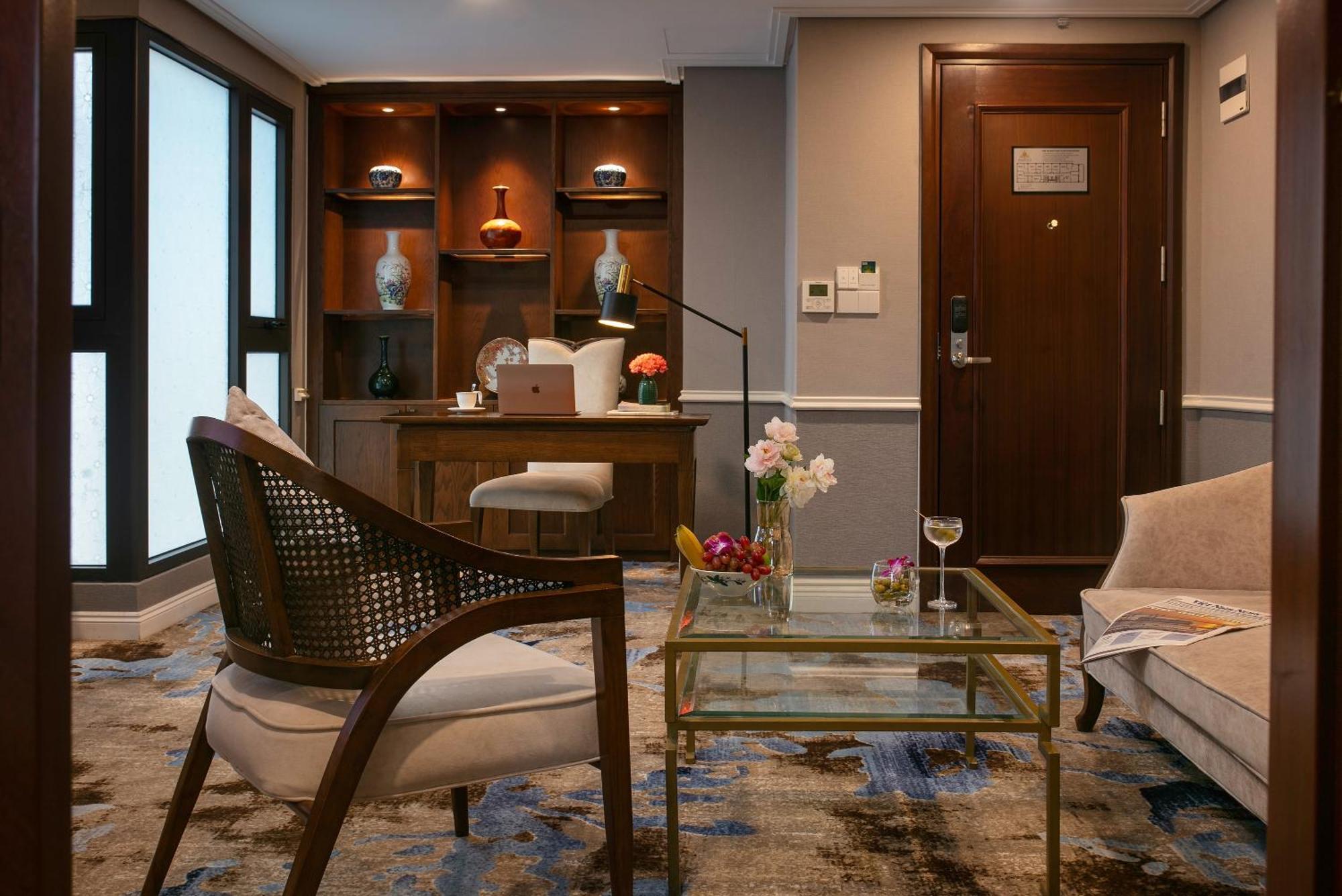 The Oriental Jade Hotel Hanói Exterior foto A living room in a suite at the Mandarin Oriental, Bangkok