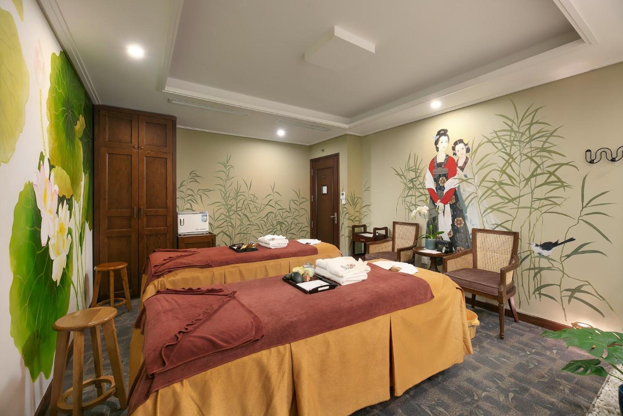 The Oriental Jade Hotel Hanói Exterior foto A massage room at a spa in Vietnam