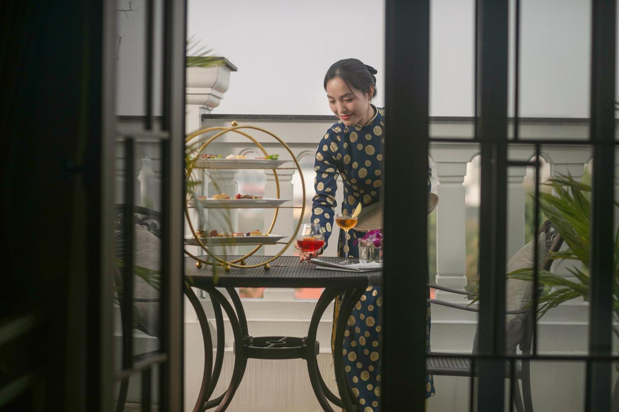 The Oriental Jade Hotel Hanói Exterior foto A woman in a home