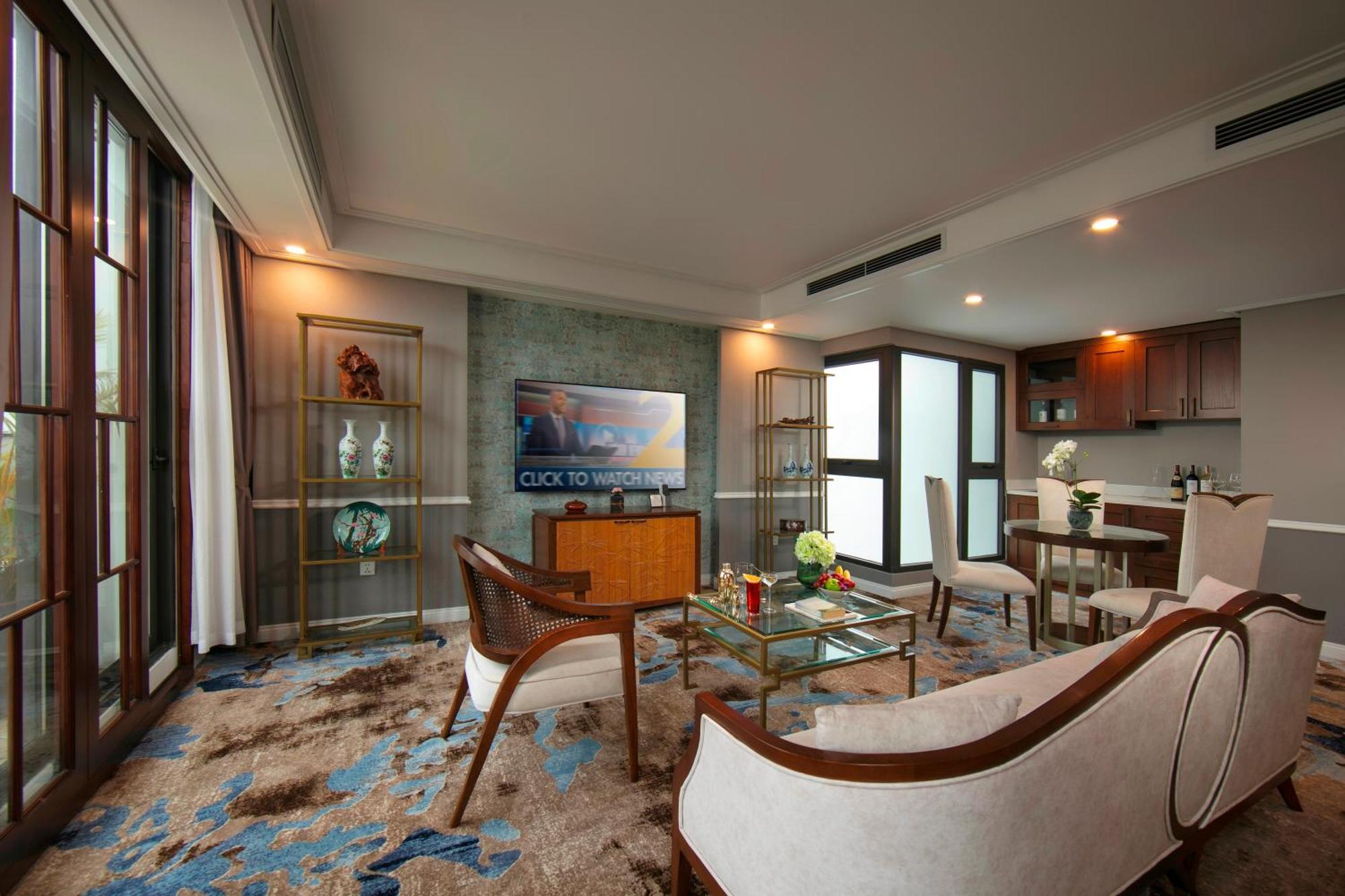 The Oriental Jade Hotel Hanói Exterior foto A living room in a suite at the hotel