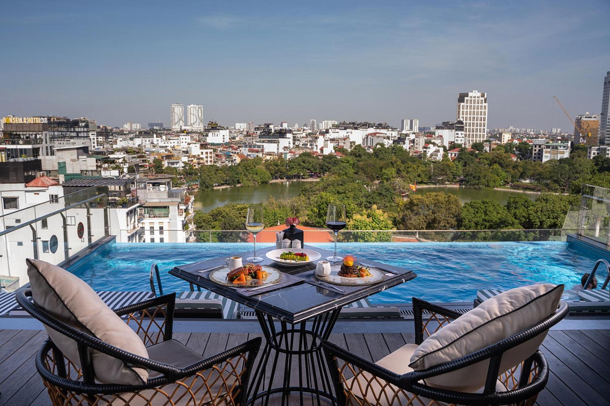 The Oriental Jade Hotel Hanói Exterior foto View from the rooftop pool