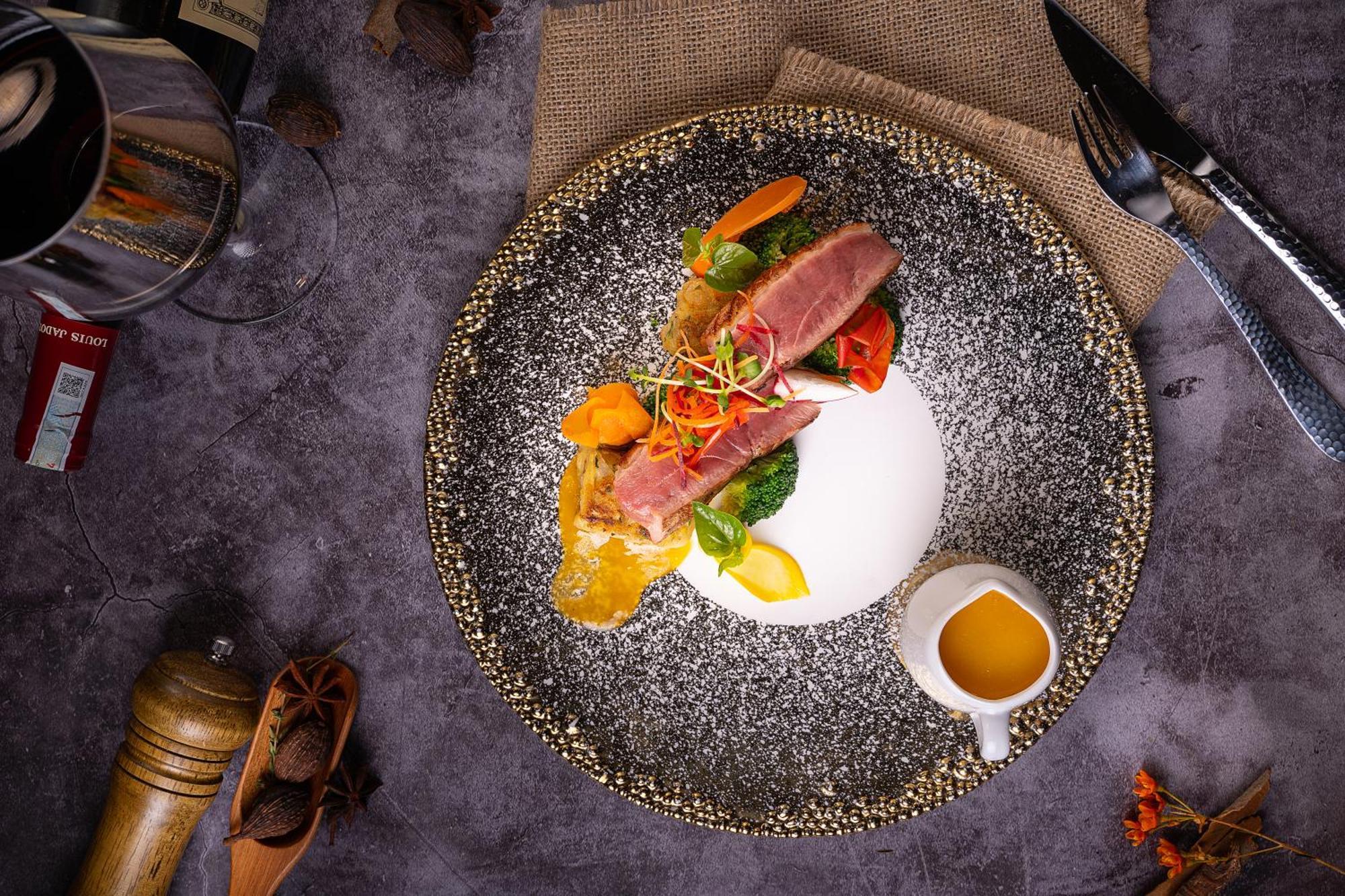 The Oriental Jade Hotel Hanói Exterior foto A plate of duck confit