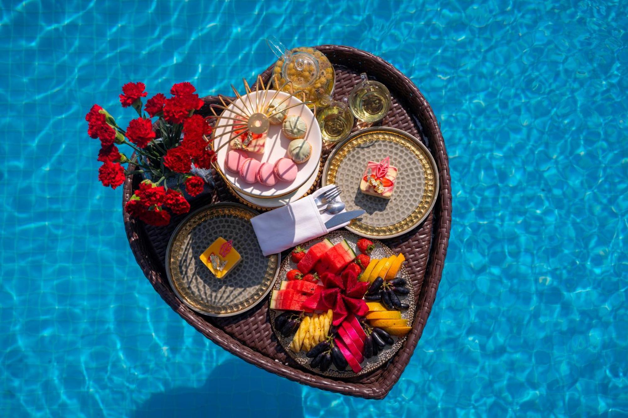 The Oriental Jade Hotel Hanói Exterior foto A floating breakfast tray at a resort in Bali, Indonesia
