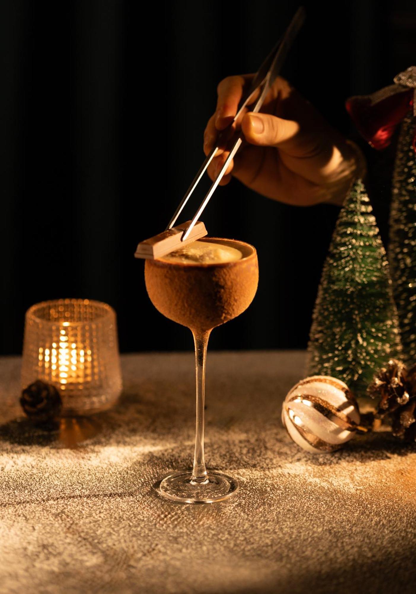 The Oriental Jade Hotel Hanói Exterior foto A Glayva being garnished with a star anise